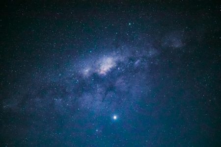 Această exoplanetă uluitoare sfidează legile cosmice, formându-se cu o viteză amețitoare în doar 3 milioane de ani A breathtaking view of the Milky Way galaxy on a clear night, showcasing the stars.