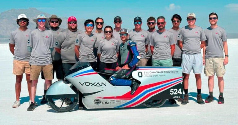 Această motocicletă electrică de 150 kg atinge uimitoarea viteză de 289,7 km/h și doboară 4 recorduri mondiale!