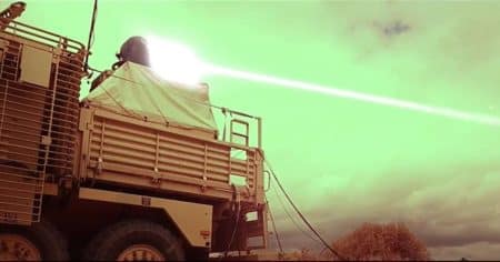 Armata Britanică revoluționează apărarea: Primul laser montat pe vehicul combate dronele la viteza luminii!