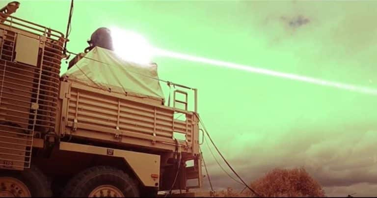 Armata Britanică revoluționează apărarea: Primul laser montat pe vehicul combate dronele la viteza luminii