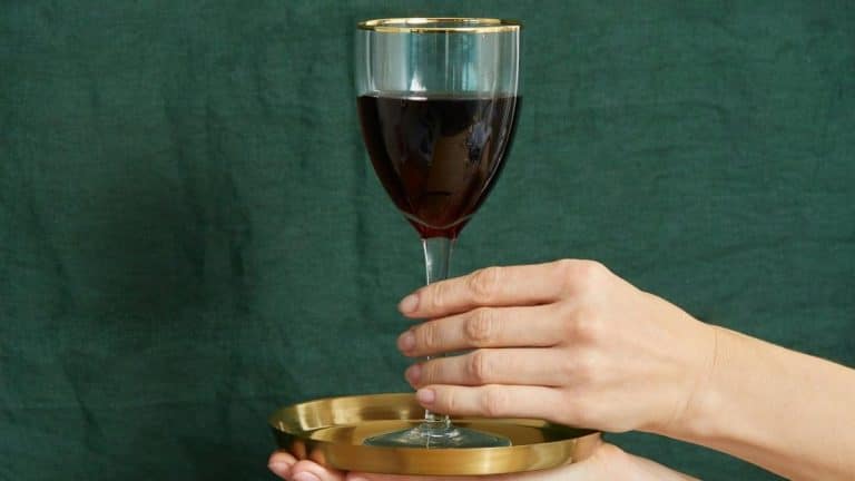 Lungimea degetelor poate dezvălui cât de probabil ești să devii dependent de alcool, spun experții!