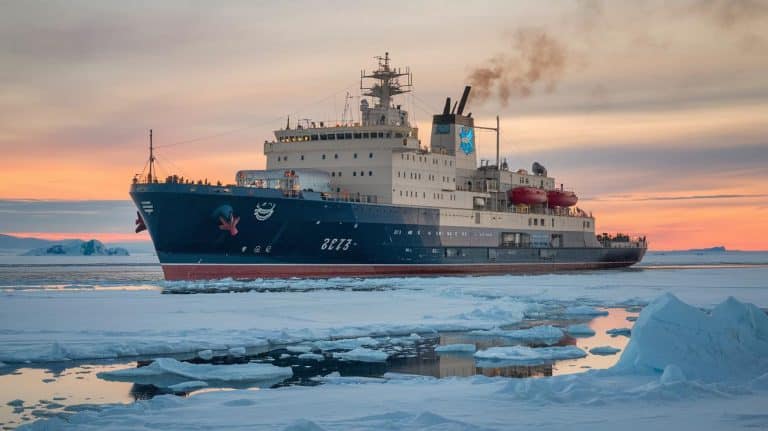 Rusia lansează gigantul nuclear Arctic Yakutia, capabil să spargă gheața de 3 metri timp de 7 ani neîntrerupți
