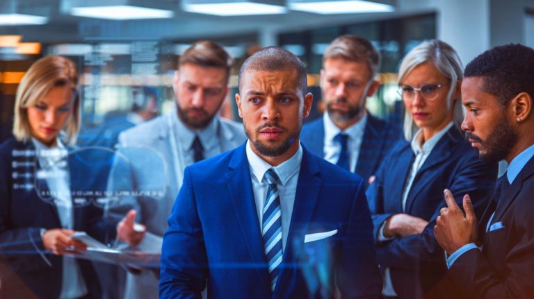 Acest raport PwC dezvăluie o creștere alarmantă de 550% a companiilor care preconizează concedieri în 2025!