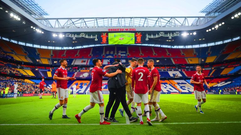 Manchester United învinge FCSB 2-0: Românii avansează în optimile Europa League cu o atmosferă de neuitat!