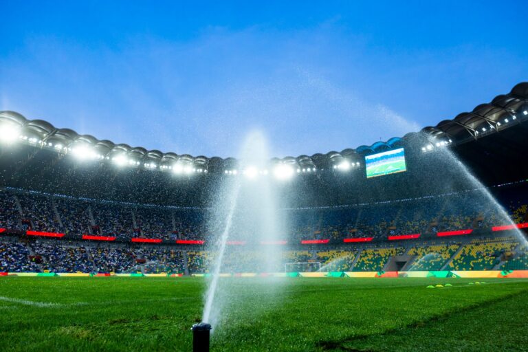 Manchester United învinge FCSB 2-0: Românii avansează în optimile Europa League cu o atmosferă de neuitat!