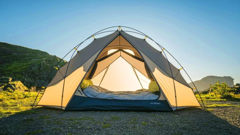 Acest cort ultraușor revoluționează campingul: sub 1 kg și confort maxim garantat