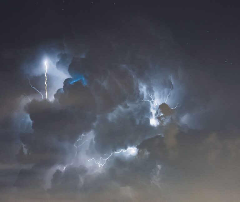 Microlightning dezvăluie secretul originii vieții pe Pământ: o descoperire epocală care rescrie istoria științei