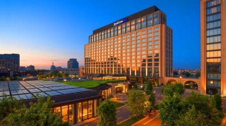 Ilustrație a Hotelului Radisson Blu București obținând certificarea BREEAM In-Use „Excellent”. Imagine realizată de IA.