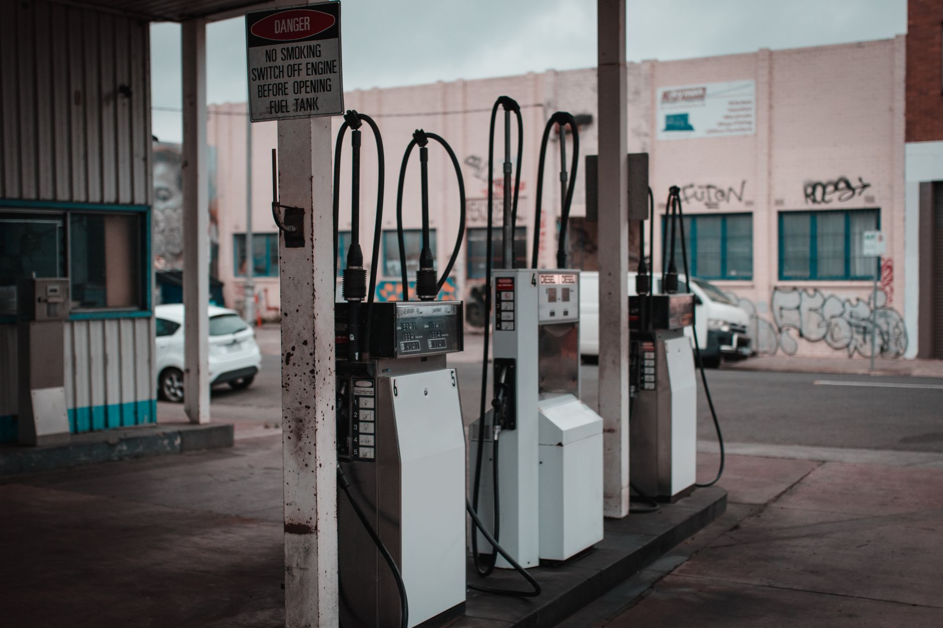 Pompe de distribuție a carburantului într-o benzinărie.