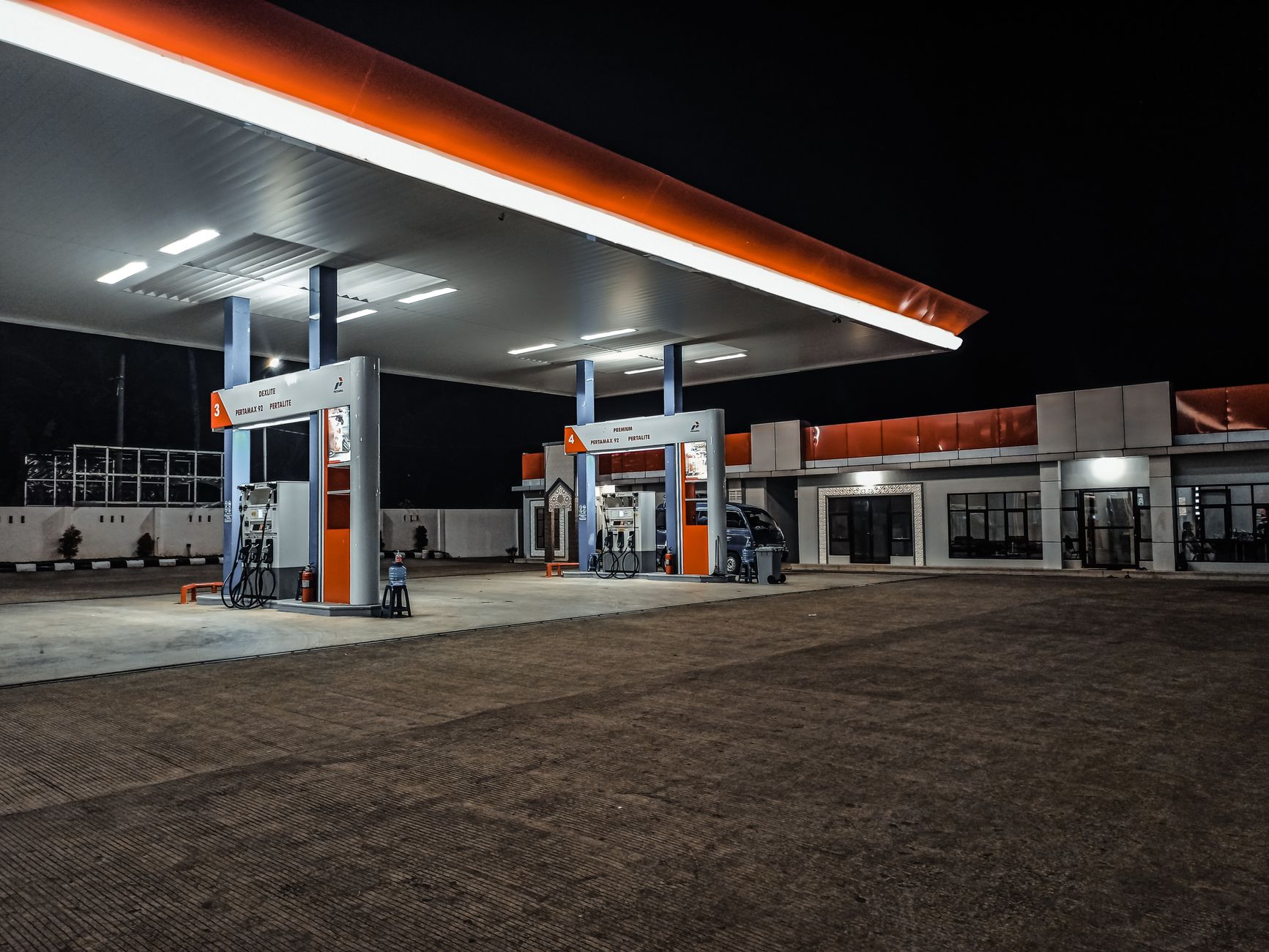 Benzina s-a scumpit în România de două ori mai rapid decât media UE în august